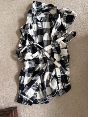 Vera Bradley Black and White Buffalo Plaid Fleece Robe with hood